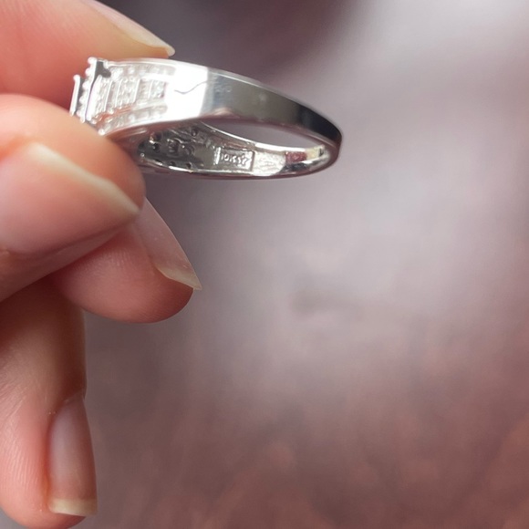 10k White Gold Engagement Ring - Picture 5 of 7